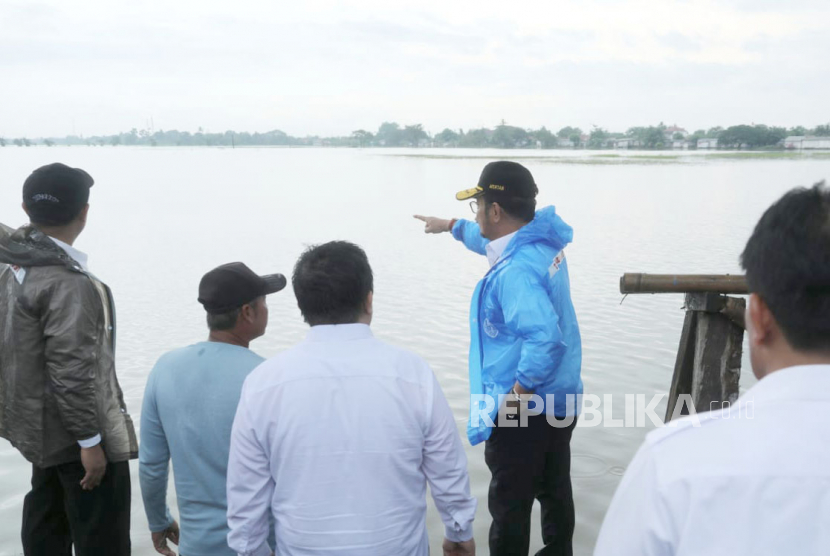 Menteri Pertanian, Syahrul Yasin Limpo saat meninjau lokasi persawahan terendam banjir di Kabupaten Bekasi, Rabu (1/3/2023). 