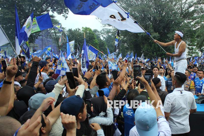 Gubernur Jawa Barat Dedi Mulyadi menyapa puluhan ribu Bobotoh yang memadati halaman Gedung Sate, Kota Bandung, usai pawai perayaan kemenangan Persib Bandung di Liga 1 musim 2024/2025, Ahad (25/5/2025). Persib berhasil mencetak sejarah dengan menjuarai Liga 1 dua musim berturut-turut, setelah sebelumnya meraih gelar juara pada musim 2023/2024.