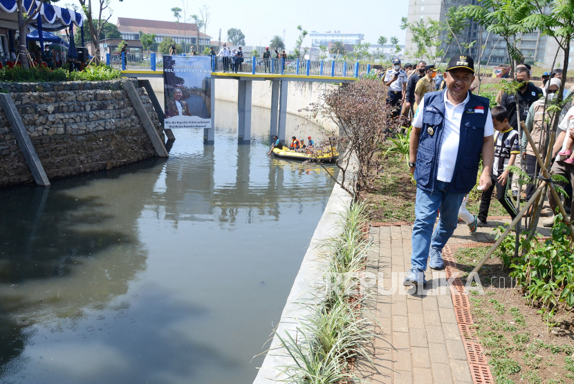 Wali Kota Bandung Yana Mulyana meninjau Kolam Retensi Bima usai diresmikan di Jalan Bima, Kota Bandung, Selasa (30/8). Keberadaan kolam retensi itu diharapkan dapat meminimalisasi dampak banjir di wilayah tersebut.