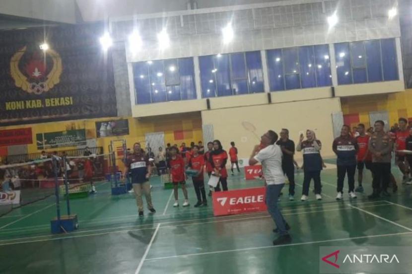 Ratusan pebulu tangkis muda meriahkan kejuaraan Bupati Bekasi Open.