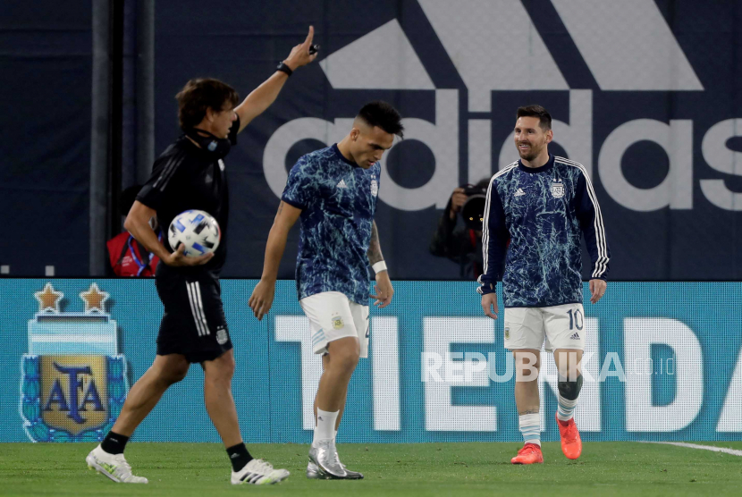  Pemain Argentina Lionel Messi dan Lautaro Martinez (tengah).