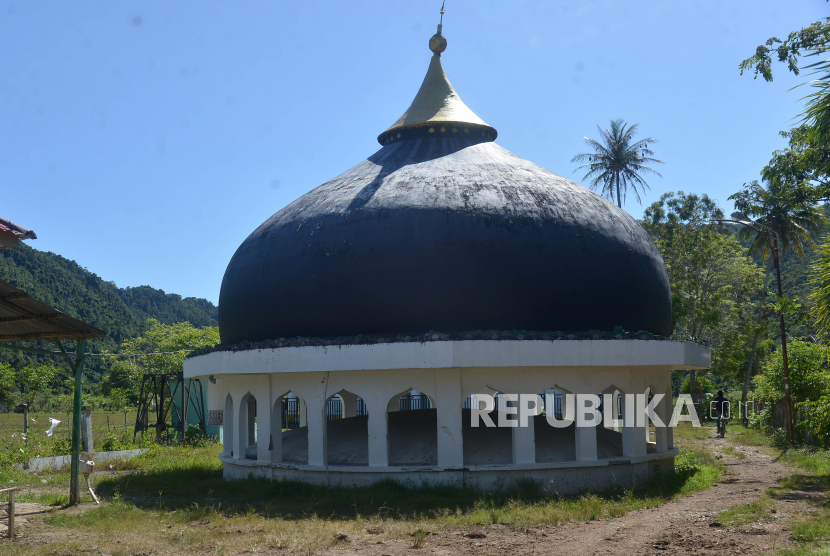 Warga melintas di lokasi situs Kubah Masjid Tsunami, Desa Gurah, Kecamatan Peukan Bada, Kabupaten Aceh Besar, Aceh, Selasa (12/4/2022). Kubah Masjid yang masih utuh tersebut hanyut diterjang gelombang tsunami pada 26 Desember 2004 sejauh 2,5 kilometer dan saat ini menjadi salah satu objek wisata religi. 