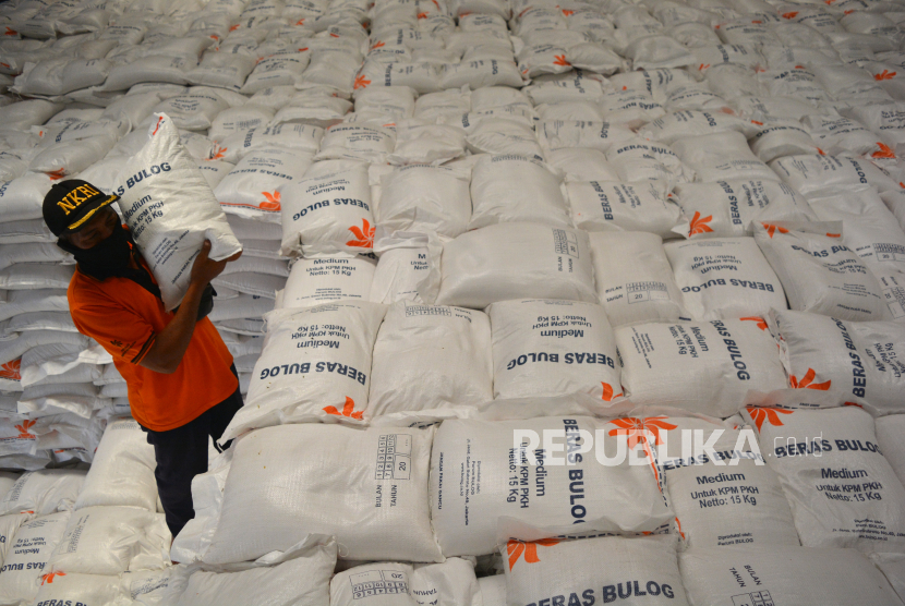 Pekerja mengangkat beras untuk Bantuan Sosial (Bansos) program keluarga harapan di gudang Tunggorono 2, Kabupaten Jombang, Jawa Timur, Rabu (16/9/2020). (Ilustrasi)