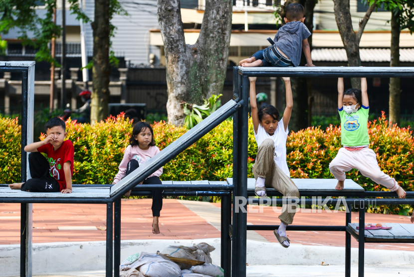 Anak-anak bermain di RPTRA Taman Puring, Jakarta, Sabtu (23/10/2021). Sebanyak 28 dari total 61 Ruang Publik Terpadu Ramah Anak (RPTRA) di Jakarta Selatan, sudah kembali dibuka untuk umum, tapi hanya dua area yang bisa digunakan, yaitu area refleksi dan joging. 