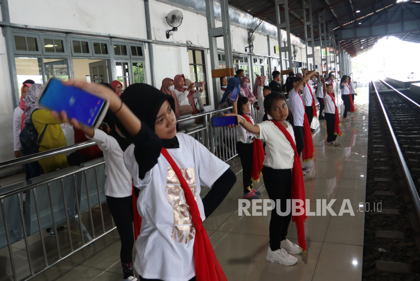 Sejumlah siswa menggelar pentas tari di Stasiun Jombang, Jawa Timur, Sabtu (29/4/2023). Pentas tari yang diikuti ratusan pelajar mulai tingkat SD hingga SMA itu sebagai ajang peringatan Hari Tari Sedunia 2023 sekaligus menghibur penumpang kereta api. 