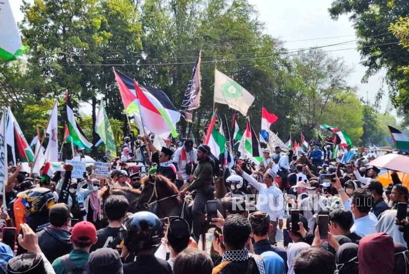 Ribuan orang ikuti aksi moral untuk Palestina di sekitar Tugu Gladak Kota Solo, Jumat (13/10/2023). 