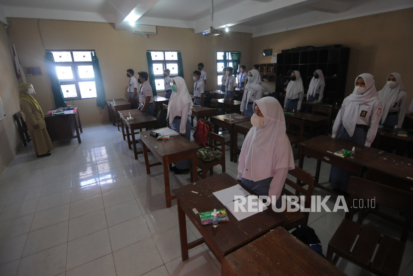 Sejumlah siswa berada di dalam ruang kelas saat pembelajaran tatap muka terbatas di SMA Negeri 1 Boyolali, Jawa Tengah. 