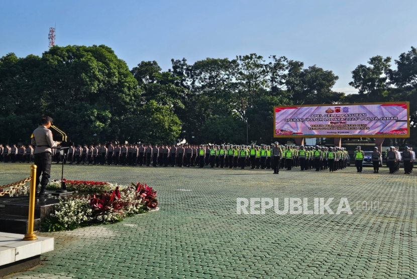 Polda Jawa Barat menerjunkan 2.012 personel menyasar para pelanggar lalu lintas selama operasi patuh lodaya selama 14 hari sejak tanggal 15 Juli hingga 28 Juli mendatang. 