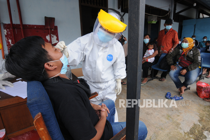 Petugas kesehatan melakukan tes cepat antigen kepada pengungsi gempa Majene dan Mamuju, Sulawesi Barat saat tiba di Landasan Udara Adi Soemarmo, Boyolali, Jawa Tengah, Kamis (21/1/2021). Tes cepat atau rapid tes antigen tersebut dilakukan kepada 54 warga pengungsi gempa Majene dan Mamuju, Sulawesi Barat asal Jawa Tengah untuk mengantisipasi penyebaran COVID-19. 