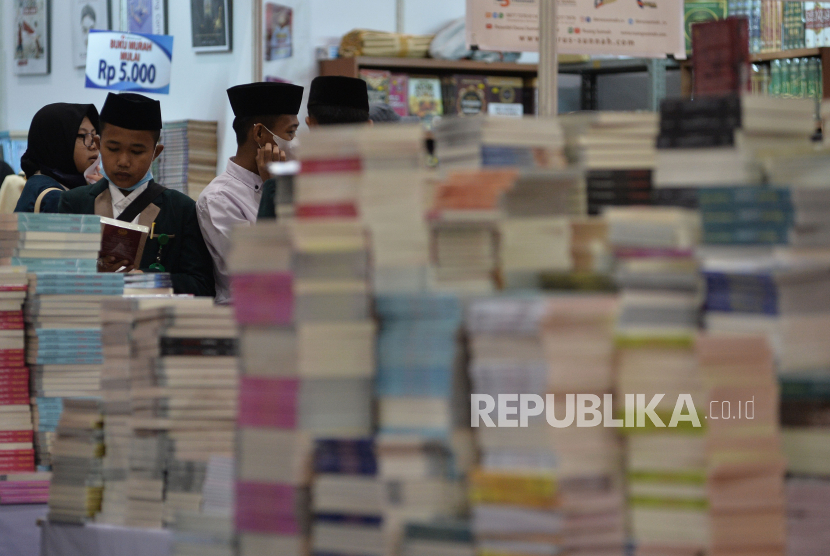 Pengunjung melihat koleksi buku yang dipamerkan pada ajang Islamic Book Fair (IBF) 2022 di Jakarta, Rabu (3/8/2022). IBF 2022 yang diadakan di Jakarta Convention Center (JCC), akan berlangsung hingga tanggal 7 Agustus 2022 mendatang. Pameran IBF 2022 diikuti sekitar 80 peserta dari dalam dan luar negeri dengan total pengambilan stan kepesertaan mencapai 200 stan.
