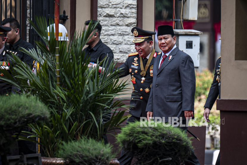 Menteri Pertahanan sekaligus Presiden Terpilih Prabowo Subianto (kanan).