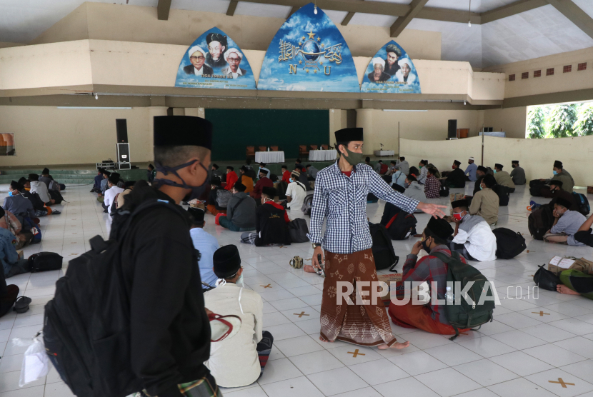 Wakil Bupati Lampung melepas resmi santri balik ke pesantren. Ilustrasi santri antre masuk ke Pesantren Lirboyo.