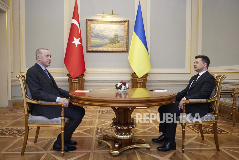  Dalam foto ini disediakan oleh Kantor Pers Kepresidenan Ukraina, Presiden Ukraina Volodymyr Zelenskyy (kanan) dan Presiden Turki Recep Tayyip Erdogan berbicara, selama pertemuan mereka di Kyiv, Ukraina, Kamis, 3 Februari 2022. Turki menyerukan upaya mencapai gencatan senjata antara Rusia dan Turki.