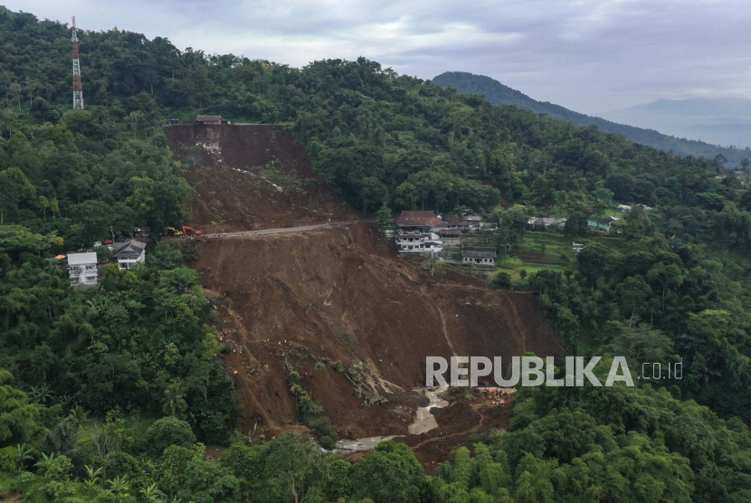 Foto udara yang diambil dengan drone memperlihatkan gambaran umum longsor akibat gempa berkekuatan 5,6 SR di Cianjur, Jawa Barat, Indonesia, 26 November 2022. Polisi mengimbau warga tidak menonton di lokasi evakuasi bencana di Cianjur, Jabar.