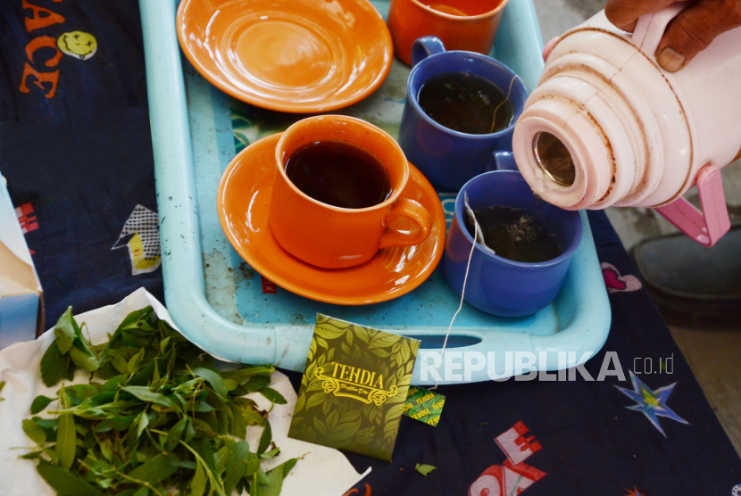 Menyeduh teh. Ada cara sederhana untuk mendeteksi teh palsu yang ada di pasaran.