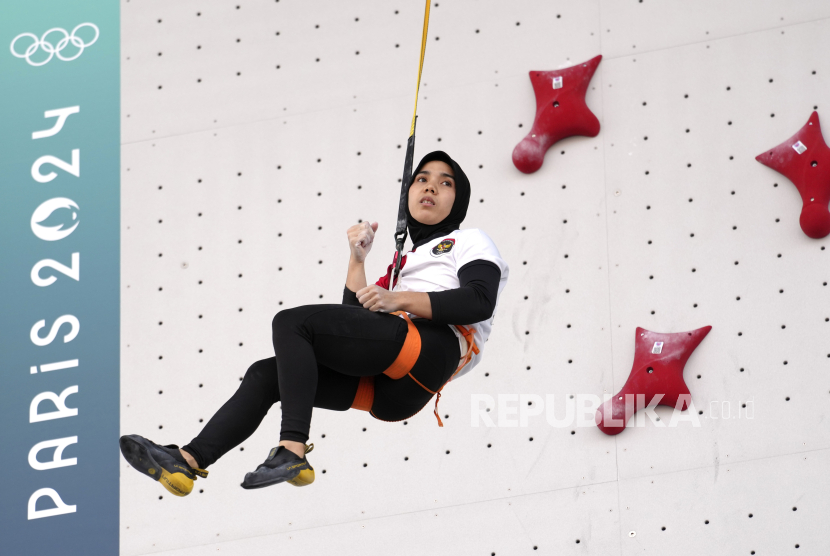 Ekspresi atlet panjat tebing Indonesia Rajiah Sallsabillah usai bertanding perempat final kategori speed putri Olimpiade Paris 2024 di Le Bourget Climbing Venue, Paris, Rabu (7/8/2024). 