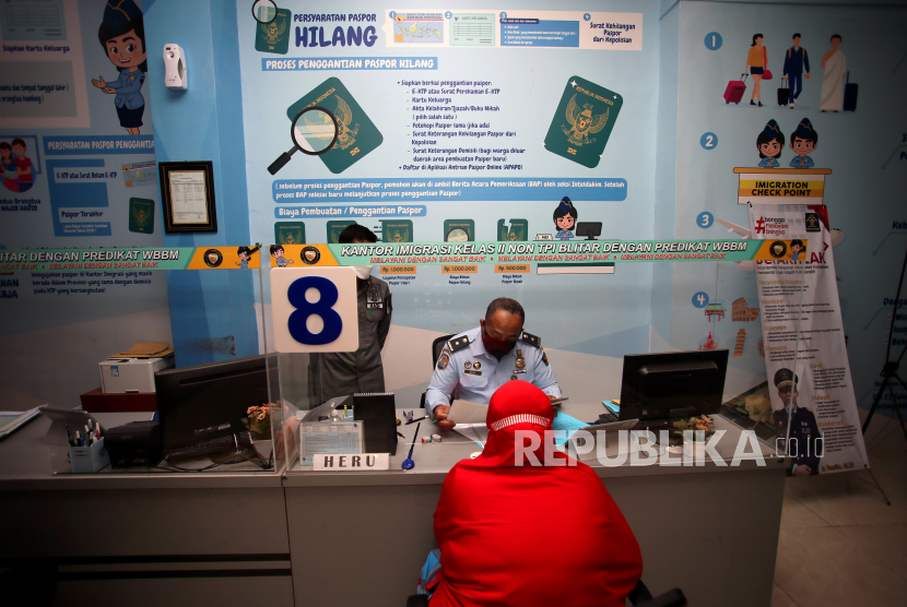 Petugas imigrasi melayani permohonan paspor baru di Kantor Imigrasi Kelas II Non TPI Blitar, Jawa Timur, Selasa (271222). Imigrasi Blitar mencatat peningkatan permohonan paspor baru untuk umroh lebih dari 500 persen dari sekitar 330 permohonan pada 2021, menjadi 5.186 permohonan hingga jelang akhir 2022, dengan sebagian besar pemohon berasal dari sejumlah kota di Jatim seperti Malang, Kediri, Tulungagung, Blitar, serta Ponorogo. Urus Paspor Umroh tak Perlu Lagi Rekomendasi Kemenag
