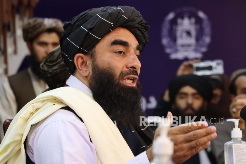 Zabihullah Mujahid, juru bicara Taliban berbicara dengan wartawan selama konferensi pers di Kabul, Afghanistan, 17 Agustus 2021. 