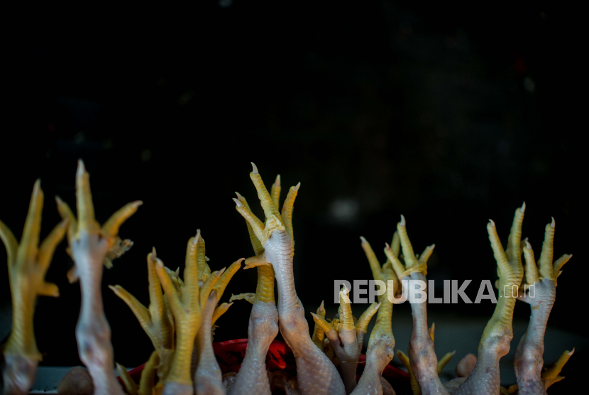 Ayam potong di jual di Pasar Minggu, Jakarta Ahad (14/6). Wakil Menteri Perdagangan (Wamendag) Jerry Sambuaga meresmikan Sistem Resi Gudang (SRG) komoditas ayam karkas beku di gudang SRG milik PT Arwinda Perwira Utama di Cianjur, Jawa Barat, pada Senin (28/12).