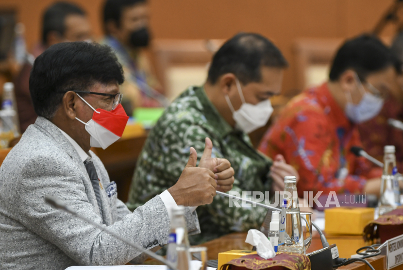 Menteri Perdagangan Muhammad Lutfi (kanan) dan Menteri Komunikasi dan Informatika Johnny G. Plate (kiri) bersiap mengikuti rapat kerja dengan Komisi VI DPR di Kompleks Parlemen, Senayan, Jakarta, Senin (23/8/2021). Rapat tersebut membahas pembicaraan tingkat I terhadap RUU tentang pengesahan ASEAN Agreement on Electronic Commerce (Persetujuan ASEAN tentang Perdagangan Melalui Sistem Elektronik) dan membahas isu-isu aktual. 
