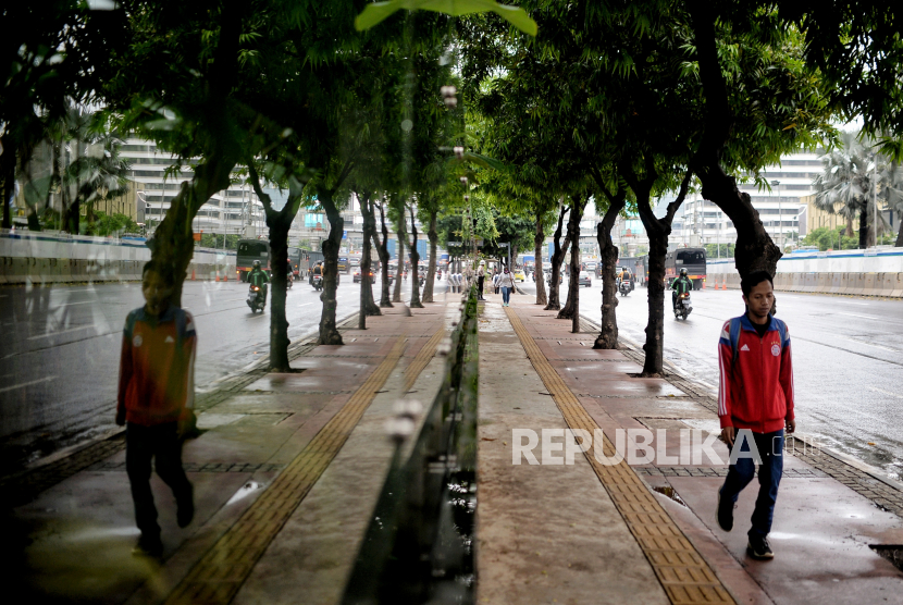 Pekerja berjalan saat jam pulang kerja di kawasan Thamrin, Jakarta. (ilustrasi).