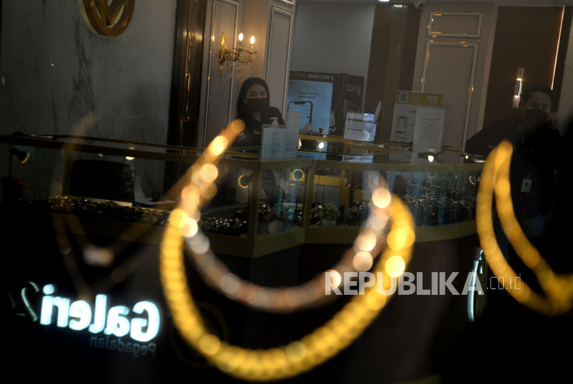 Karyawan menunjukkan perhiasan emas yang dijual di Galeri 24 Pegadaian, Jakarta, Selasa (19/7/2022). PT Pegadaian (Persero) mengungkapkan tebus gadai emas meningkat 2,5 persen dibandingkan gadai dibandingkan lebaran 2022.