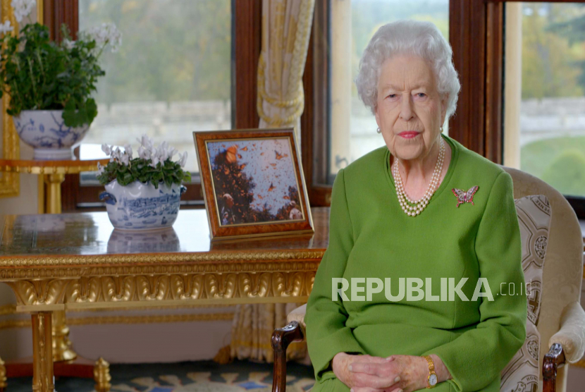 Ratu Inggris Elizabeth II sempat menginap di rumah sakit untuk menjalani tes kesehatan pada Rabu (20/10). Dalam foto pada Rabu (17/11) pekan lalu, tangan Ratu tampak berubah warna menjadi ungu.