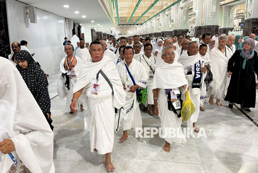 Jamaah haji Indonesia. Kemenkes mengimbau jamaah haji Indonesia meningkatkan kewaspadaan terhadap penularan penyakit MERS-CoV.