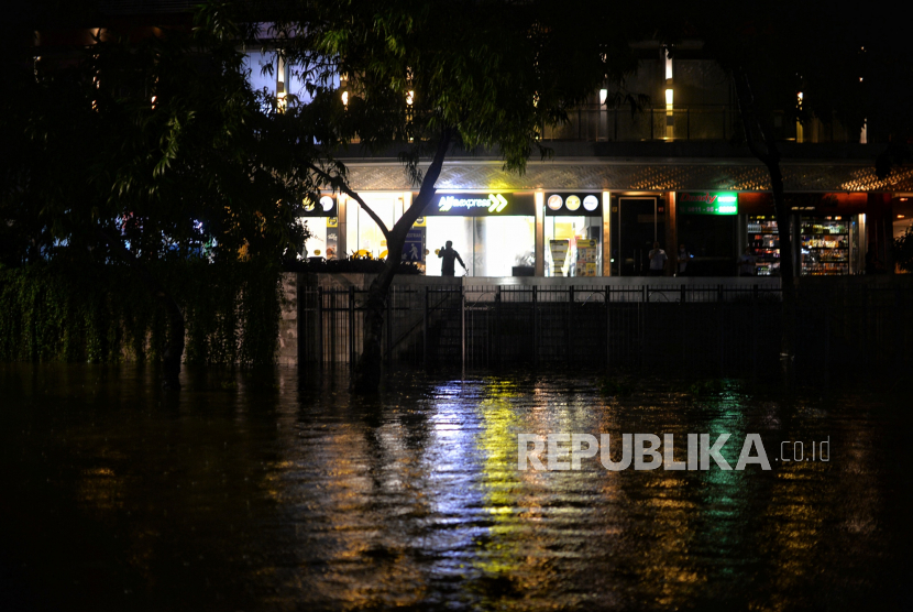 Genangan air yang menutupi Jalan Kemang Raya, Jakarta Selatan, Selasa (5/10/2022). Banjir setinggi kurang lebih satu meter tersebut terjadi akibat dari luapan Kali Krukut setelah hujan deras pada sore hari, hingga malam hari pukul 20.36 WIB banjir tersebut belum surut. Republika/Thoudy Badai