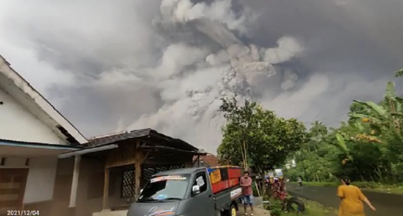 Gunung Semeru Meletus: Erupsi Gunung Semeru di Lumajang, warga diminta evakuasi