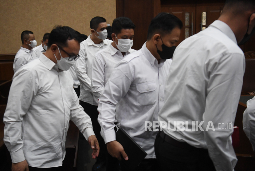 Sejumlah terdakwa kasus dugaan pungutan liar (pungli) dalam lingkungan Rumah Tahanan (Rutan) KPK bersiap menjalani sidang di Pengadilan Tipikor, Jakarta, Senin (9/9/2024). Sidang kasus praktik pungli sekitar Rp6,3 miliar yang menyeret 15 orang eks pegawai KPK itu beragenda mendengarkan keterangan saksi yang dihadirkan Jaksa Penuntut Umum. 