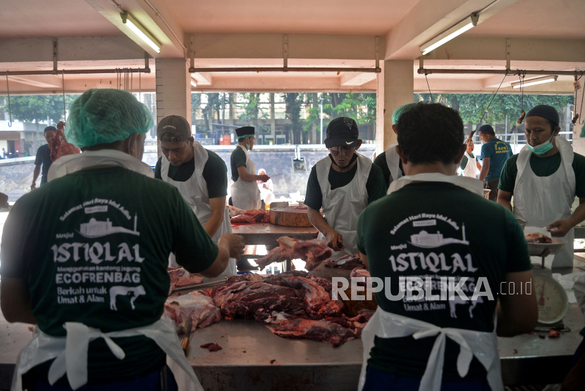 Panitia memotong daging hewan kurban yang telah disembelih di rumah potong hewan (RPH) Masjid Istiqlal, Jakarta Pusat, Senin (11/7/2022). 