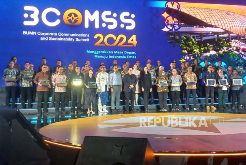 Menteri BUMN Erick Thohir saat memberikan penghargaan dalam ajang BUMN Corporate Communications and Sustainability Summit (BCOMSS) 2024 di  Tennis Indoor Senayan, Jakarta, Kamis (7/3/2024).