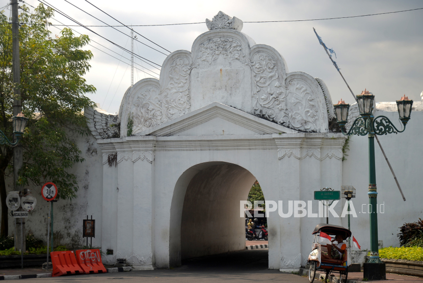 Bangunan Plengkung Nirbaya atau Plengkung Gading sebagai pintu masuk Keraton Yogyakarta dari sisi Selatan di Yogyakarta, Selasa (22/8/2023). Plengkung Nirbaya merupakan salah satu gerbang dari lima gerbang masuk Keraton Yogyakarta yang masih utuh. Lokasi Plengkung Nirbaya tepat di sebelah Selatan Alun-alun Selatan Jogja. Bangunan ini dijadikan sebagai pintu keluar jenazah sultan yang wafat menuju Makam Raja Imogiri. Sultan yang masih hidup tidak diperbolehkan melewati plengkung ini. Bangunan ini sempat dipugar pada 1986 untuk menjaga keasliannya.