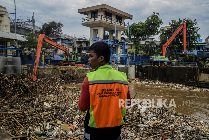 Sejumlah alat berat membersihkan sampah di pintu air Manggarai, Jakarta, Selasa (22/9). Hujan yang mengguyur wilayah Jakarta dan sekitarnya pada Senin (21/9), menyebabkan debit air Sungai Ciliwung meningkat dan menghanyutkan sampah ke pintu air. Republika/Putra M. Akbar