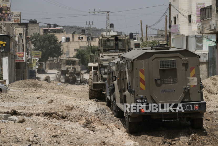 Kendaraan militer Israel terlihat saat penggerebekan di kamp pengungsi Jenin Tepi Barat, Selasa, (21/5/2024).