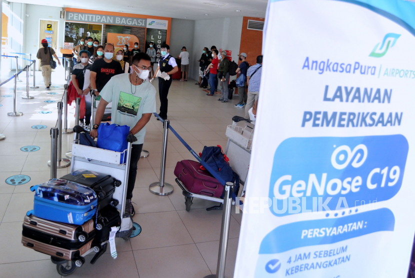 Sejumlah calon penumpang mengantre untuk menjalani pemeriksaan GeNose C19 di Bandara Internasional I Gusti Ngurah Rai, Badung, Bali, Jumat (9/4). Ketua Umum INACA Denon Prawiraatmadja mengatakan pada Maret 2020, jumlah penerbangan domestik dan nasional turun.