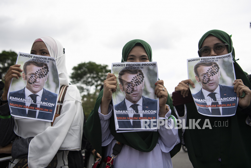 Pengunjuk rasa menggelar aksi boikot produk Prancis di Palembang, Sumatera Selatan, Jumat (6/11/2020). Aksi tersebut sebagai bentuk protes dan kecaman terhadap pernyataan Presiden Prancis Emmanuel Macron yang dianggap menghina agama Islam. 