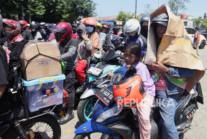 Pemudik motor antre menaiki kapal ferry di Pelabuhan Ciwandan, Cilegon, Banten, Ahad (7/4/2024). 