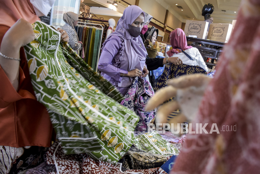 Sejumlah pengunjung memilih baju batik pada Festival UMKM dan Batik (ilustrasi)
