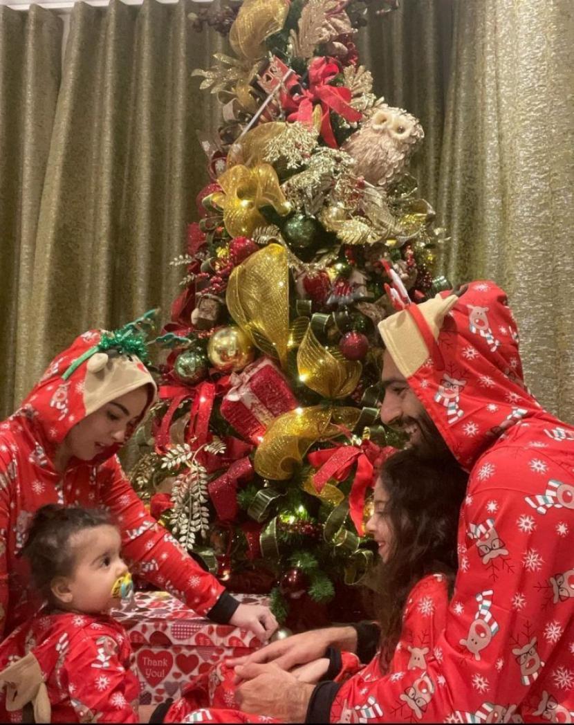 Foto Mo Salah dan Keluarga di Pohon Natal Picu Perdebatan