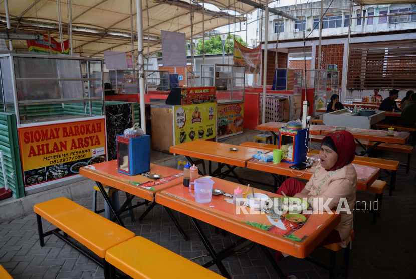 PKL menunggu pembeli di lokasi binaan Kota Intan, kawasan Kota Tua, Jakarta Barat, Senin (30/1/2023).