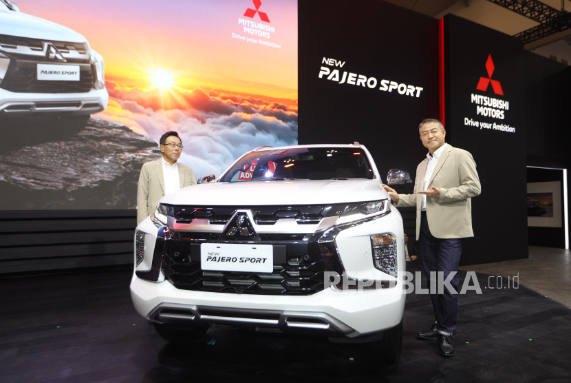 President Director PT Mitsubishi Motors Krama Yudha Sales Indonesia (MMKSI) Atsushi Kurita (kiri) dan Division General Manager, Asean Div.2 Mitsubishi Motors Corporation Takeshi Hara (kanan) berfoto dengan mobil New Pajero Sport usai diluncurkan pada pameran Otomotif GAIKINDO Indonesia International Auto Show (GIIAS) 2024 di Indonesia Convention Exhibition (ICE) BSD, Serpong, Kabupaten Tangerang, Banten, Rabu (17/7/2024). New Pajero Sport tampil dengan berbagai penyegaran bagian eksterior serta interior yang semakin dinamis. 