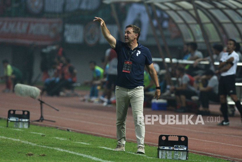 Pelatih Persija Jakarta, Thomas Doll, saat memberikan instruksi kepada para pemainnya.