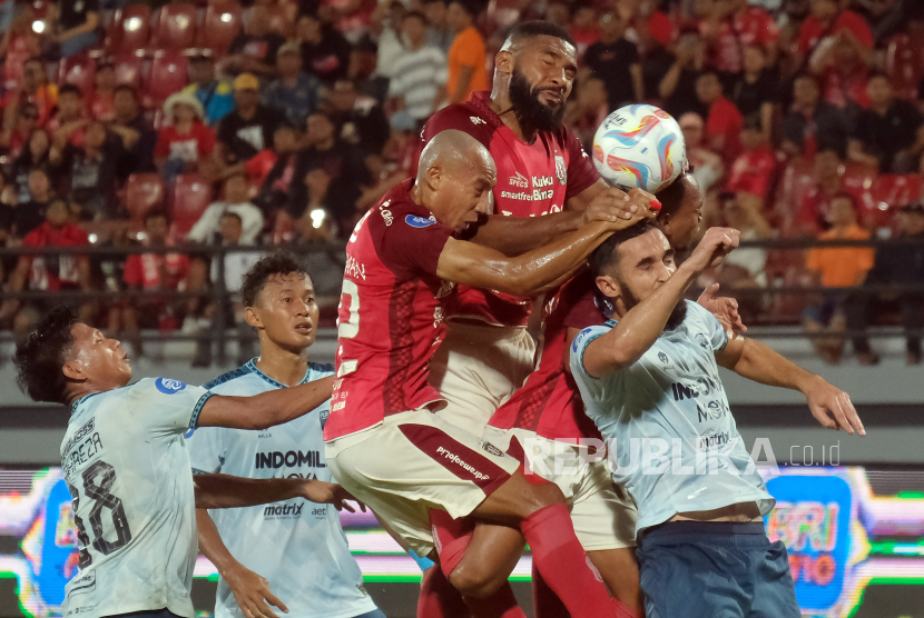 Pesepak bola Bali United Jefferson (kedua kanan) dan Novri Setiawan (ketiga kanan) berebut bola dengan pesepak bola Persita Tangerang Javlon (kanan) pada pertandingan BRI Liga 1 di Stadion Kapten I Wayan Dipta, Gianyar, Bali, Senin (30/10/2023). 
