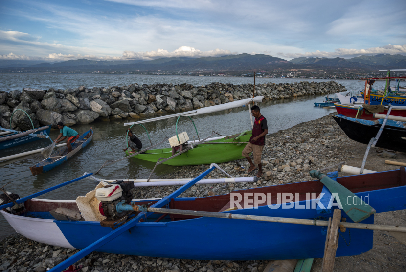 Sejumlah nelayan beraktivitas di lokasi tambatan perahu di Pantai Taman Ria, Palu, Sulawesi Tengah, Jumat (8/1). Guna mengatasi permasalahan musim paceklik ikan yang kerap terjadi pada awal tahun, beragam bantuan seperti bantuan langsung tunai (BLT) perlu diberikan kepada nelayan kecil.