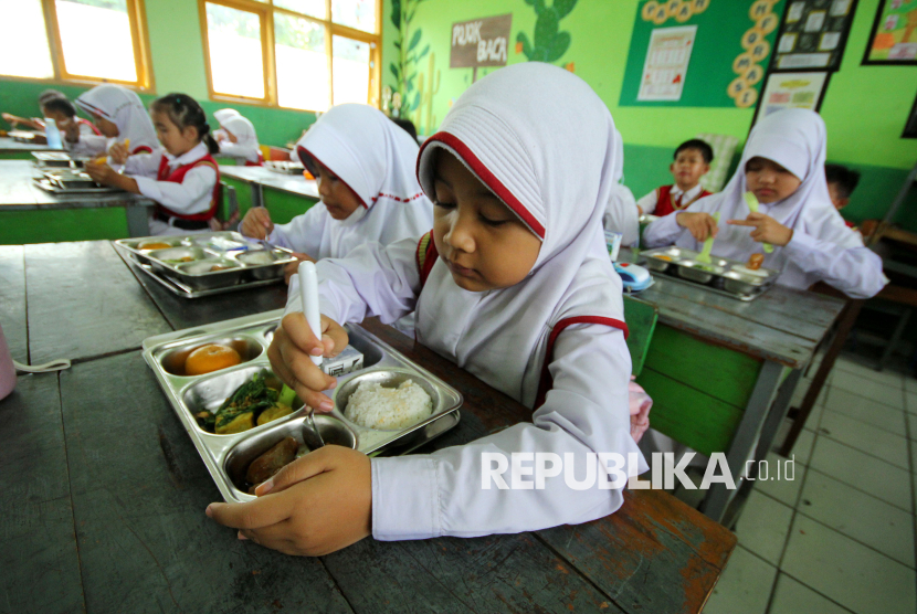 Makan Bergizi Gratis: Bukan Sekadar Program Pemerintah