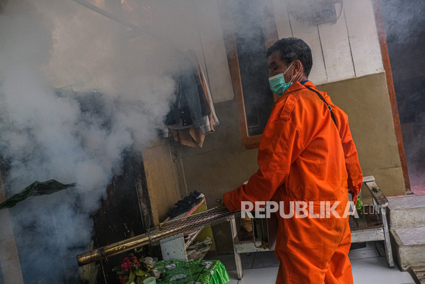 Petugas Dinkes melakukan pengasapan di permukiman, Kendari, Sulawesi Tenggara, Senin (15/1/2024).Dinas Kesehatan Kota Kendari melakukan fogging guna mencegah naiknya jumlah kasus Demam Berdarah Dengue (DBD) serta penyebarannya.