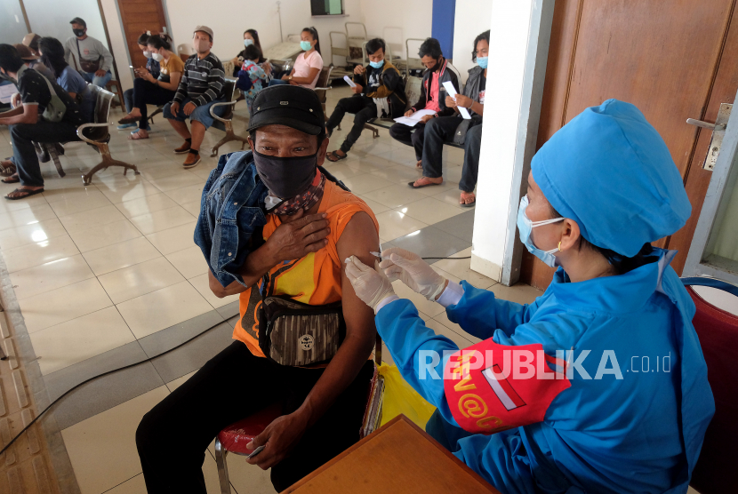 Vaksinator menyuntikkan vaksin kepada seorang penumpang bus dalam Gerai Vaksin Presisi Bhakti Kesehatan Bhayangkara Untuk Negeri di Terminal Tipe A Mengwi, Badung, Bali, Jumat (9/7/2021). Kegiatan vaksinasi COVID-19 yang digelar selama pelaksanaan Pemberlakuan Pembatasan Kegiatan Masyarakat (PPKM) Darurat tersebut menyasar Pelaku Perjalanan Dalam Negeri (PPDN) dengan jumlah kuota 150 orang per hari itu bertujuan mendukung percepatan penanganan COVID-19 untuk masyarakat sehat dan pemulihan ekonomi nasional menuju Indonesia maju. 
