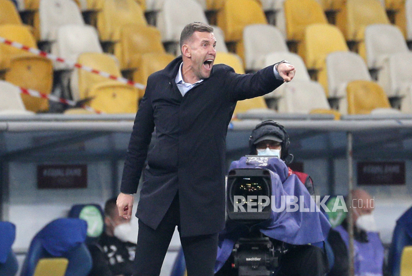 Reaksi pelatih kepala Ukraina Andriy Shevchenko saat pertandingan sepak bola kualifikasi Piala Dunia 2022.